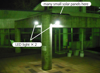 学校体育館の外側の照明としてソーラーled照明灯スモールキャパ2台を設置しました。