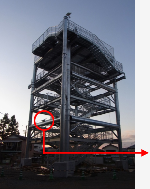 津波避難タワー　高さ18mのタワーの南面、最適な場所にソーラーパネルを設置しています。
