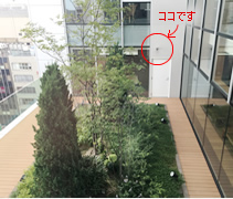 オフィスビルの屋外庭園出入り口(札幌市)-02