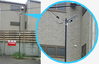 マンションのごみ置き場用照明として設置したミドルキャパプラスポールなしタイプMDC-01L。周りに樹木がありソーラーパネルの設置場所を工夫しました。